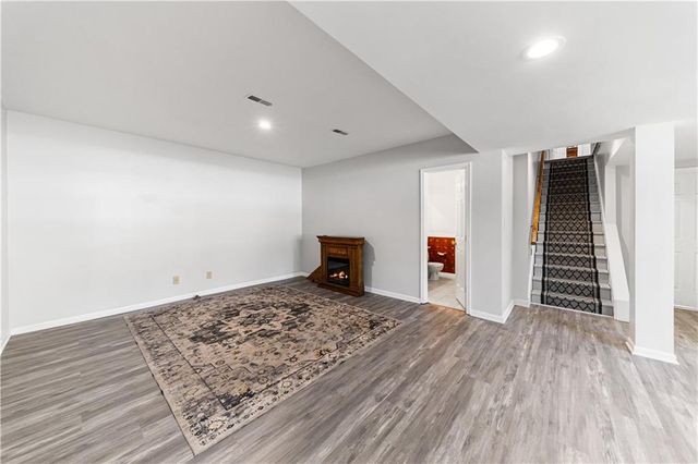 139 The Woodlands Drive, Gladstone, MO 64118