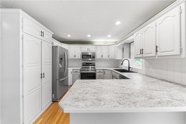 139 The Woodlands Drive, Gladstone, MO 64118