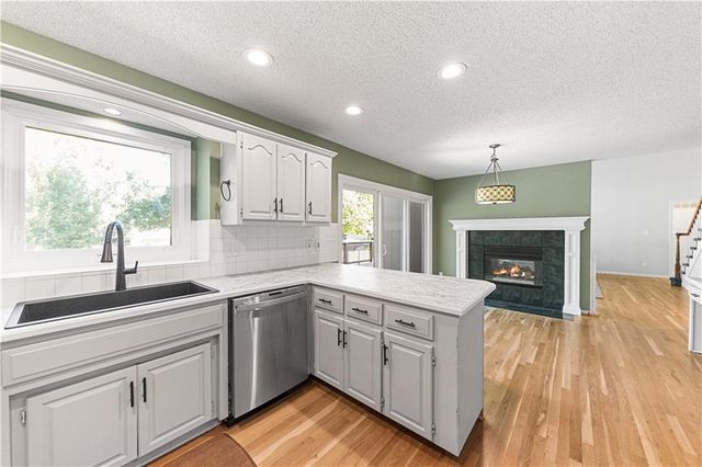 139 The Woodlands Drive, Gladstone, MO 64118