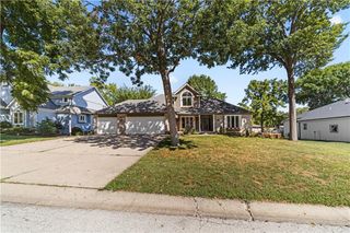 139 The Woodlands Drive, Gladstone, MO 64118