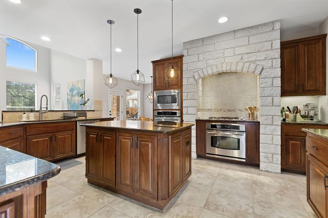 370 Ledge Stone DR, Austin, TX 78737