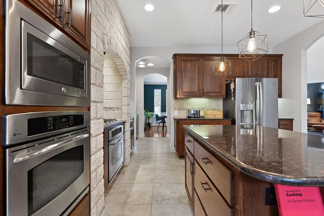 370 Ledge Stone DR, Austin, TX 78737