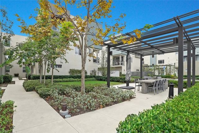 318 Bridgewater 7, Gardena, CA 90247