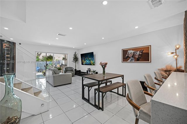 10372 NW 3rd St, Pembroke Pines, FL 33026