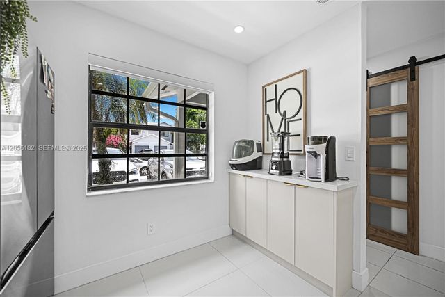 10372 NW 3rd St, Pembroke Pines, FL 33026