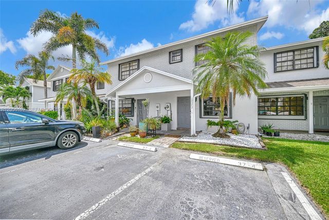 10372 NW 3rd St, Pembroke Pines, FL 33026