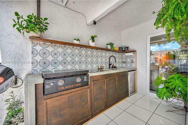 10372 NW 3rd St, Pembroke Pines, FL 33026