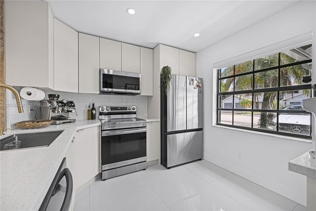 10372 NW 3rd St, Pembroke Pines, FL 33026