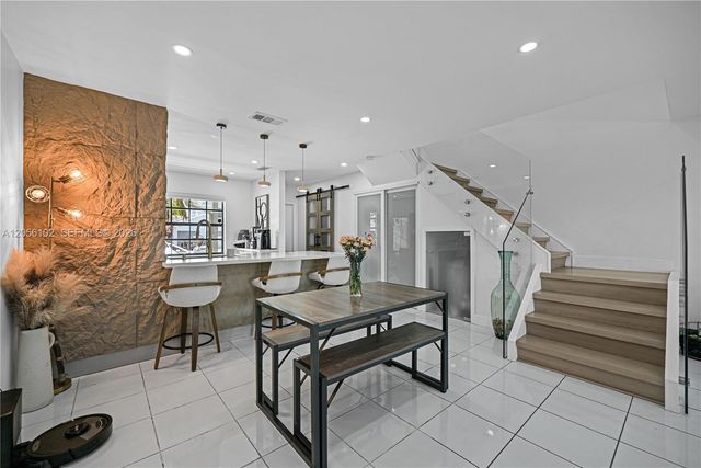 10372 NW 3rd St, Pembroke Pines, FL 33026