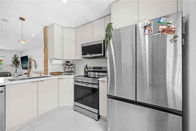 10372 NW 3rd St, Pembroke Pines, FL 33026
