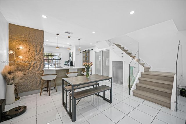 10372 NW 3rd St, Pembroke Pines, FL 33026