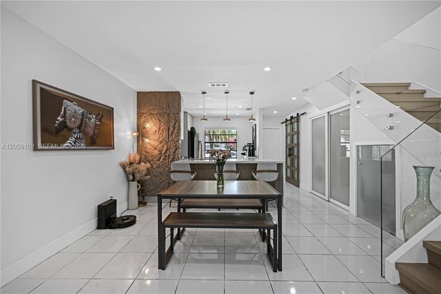 10372 NW 3rd St, Pembroke Pines, FL 33026