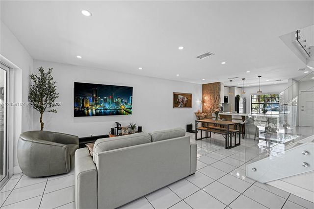 10372 NW 3rd St, Pembroke Pines, FL 33026