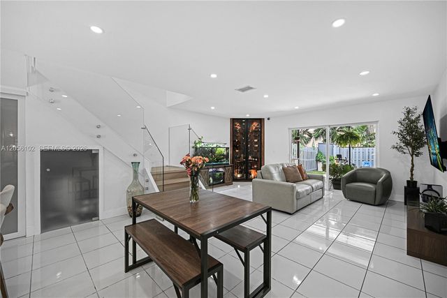 10372 NW 3rd St, Pembroke Pines, FL 33026