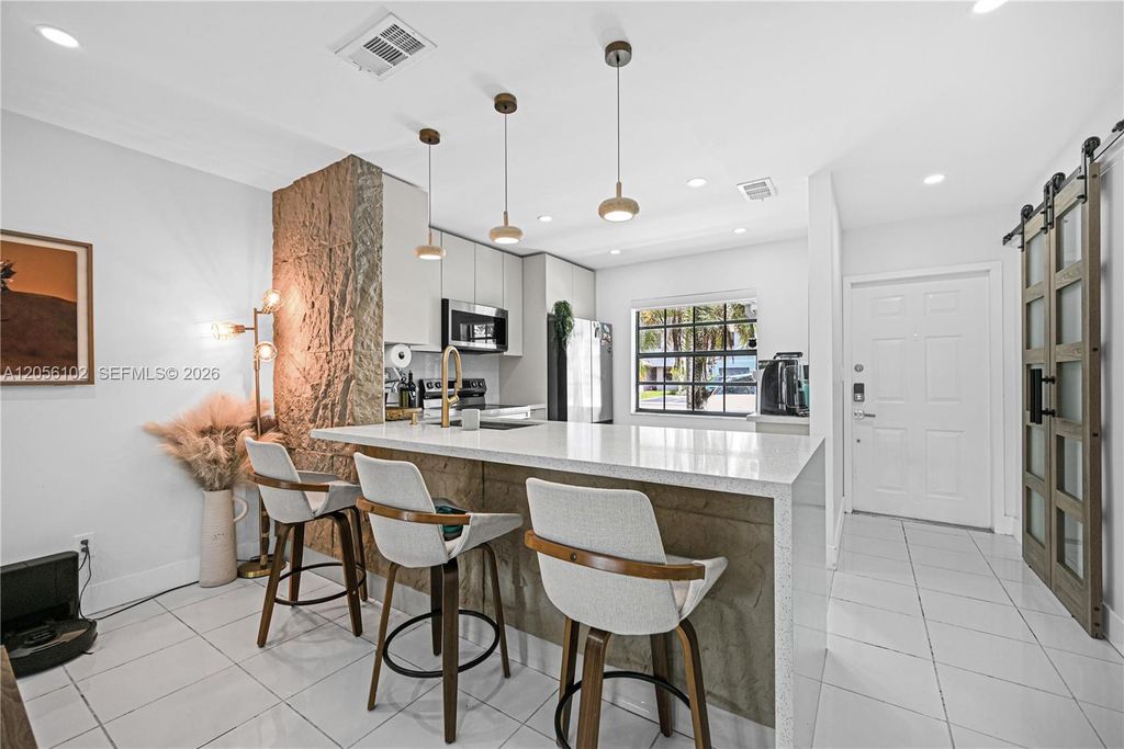 10372 NW 3rd St, Pembroke Pines, FL 33026