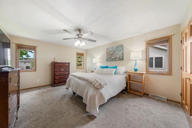 2521 BISHOPS LANE, Neenah, WI 54956