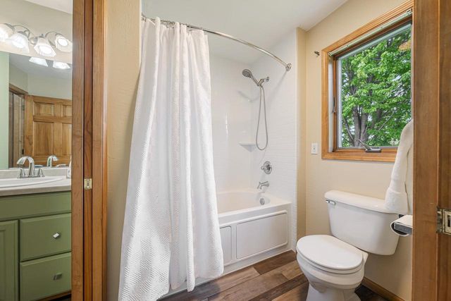 2521 BISHOPS LANE, Neenah, WI 54956