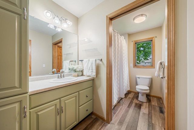 2521 BISHOPS LANE, Neenah, WI 54956