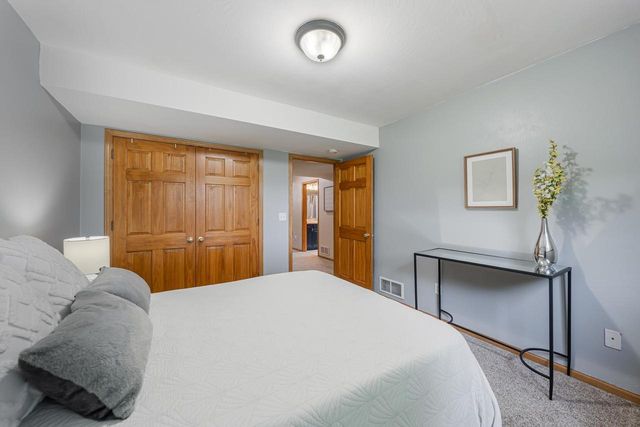 2521 BISHOPS LANE, Neenah, WI 54956