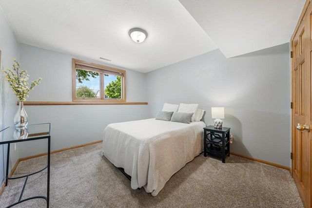 2521 BISHOPS LANE, Neenah, WI 54956