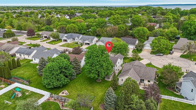2521 BISHOPS LANE, Neenah, WI 54956