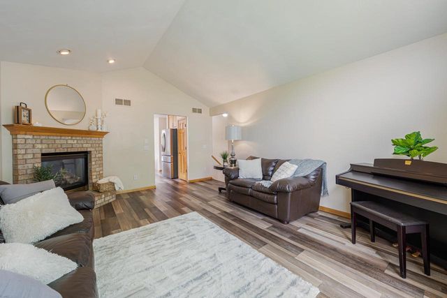2521 BISHOPS LANE, Neenah, WI 54956