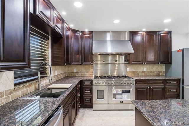 1025 SE 5th Avenue, Crystal River, FL 34429