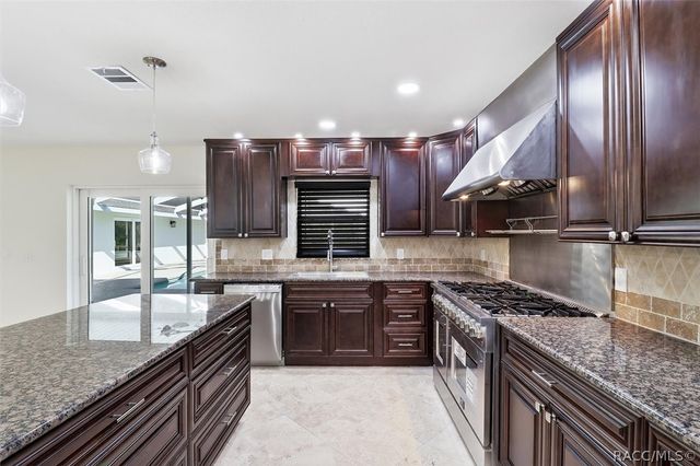 1025 SE 5th Avenue, Crystal River, FL 34429