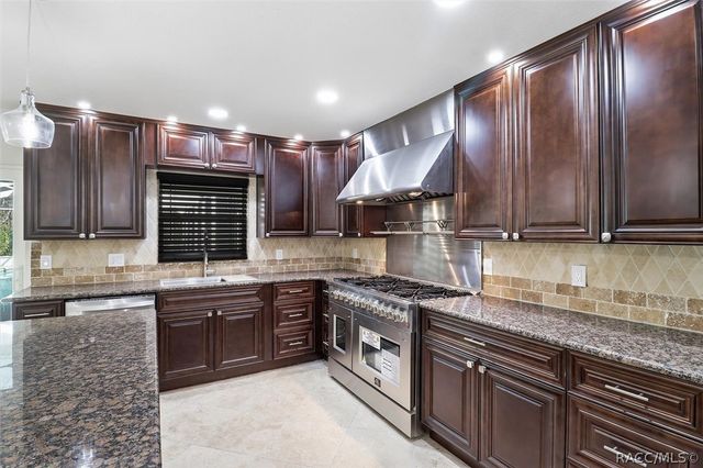 1025 SE 5th Avenue, Crystal River, FL 34429