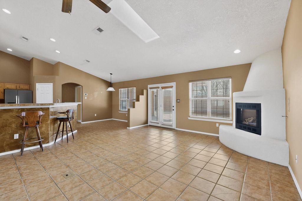 Image 10 of property listing at 2275 Longhorn Street SW, Los Lunas, NM 87031