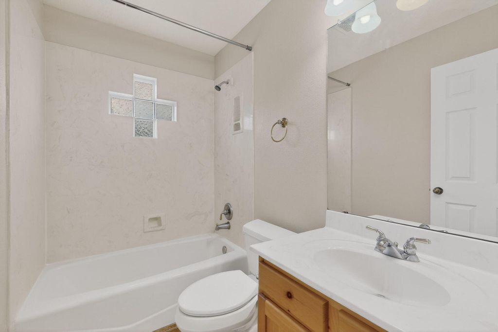 Image 19 of property listing at 2275 Longhorn Street SW, Los Lunas, NM 87031