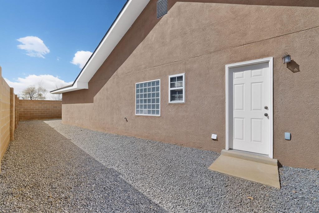 Image 39 of property listing at 2275 Longhorn Street SW, Los Lunas, NM 87031
