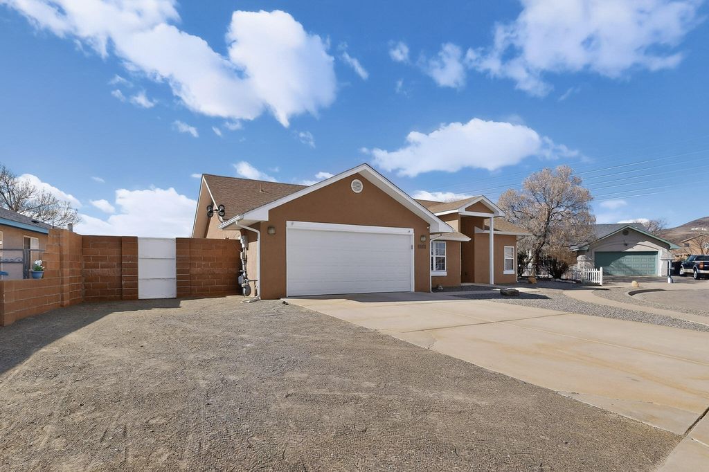 Image 4 of property listing at 2275 Longhorn Street SW, Los Lunas, NM 87031