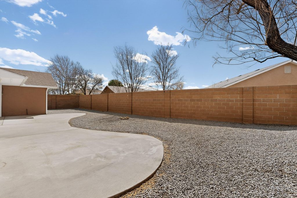 Image 40 of property listing at 2275 Longhorn Street SW, Los Lunas, NM 87031