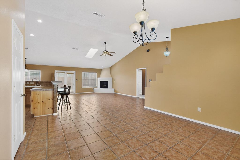 Image 9 of property listing at 2275 Longhorn Street SW, Los Lunas, NM 87031
