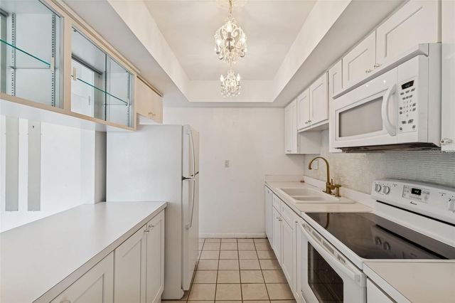 850 VILLAGE LAKE TER N 106, St Petersburg, FL 33716