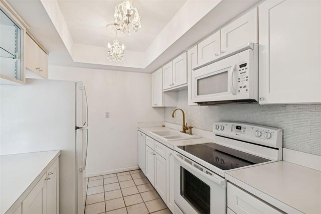 850 VILLAGE LAKE TER N 106, St Petersburg, FL 33716