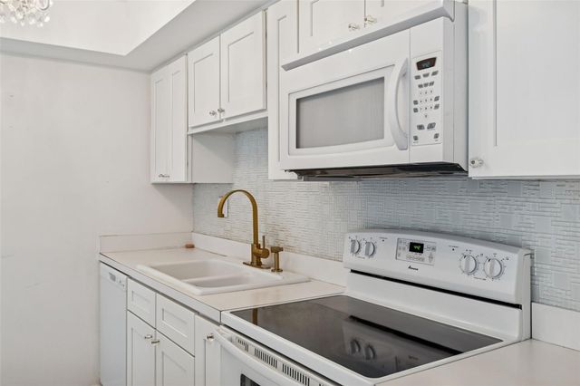 850 VILLAGE LAKE TER N 106, St Petersburg, FL 33716