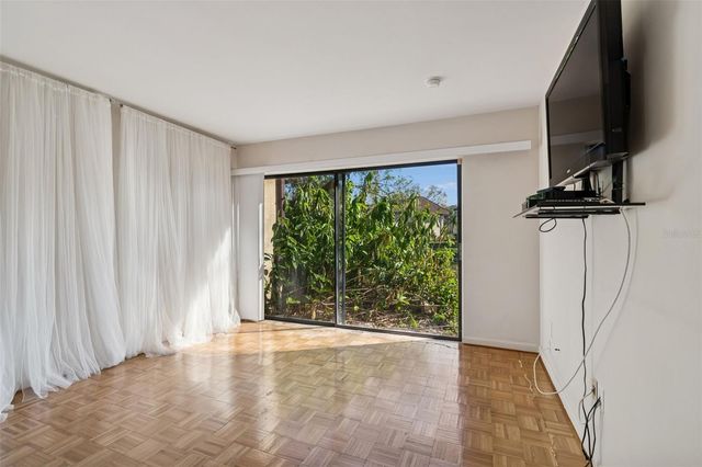 850 VILLAGE LAKE TER N 106, St Petersburg, FL 33716