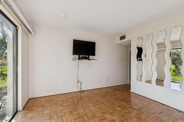 850 VILLAGE LAKE TER N 106, St Petersburg, FL 33716