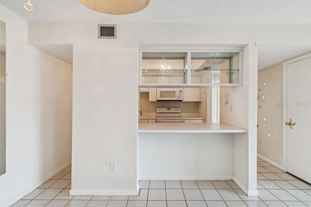 850 VILLAGE LAKE TER N 106, St Petersburg, FL 33716