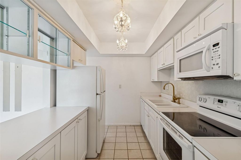 Image 11 of property listing at 850 VILLAGE LAKE TER N 106, St Petersburg, FL 33716