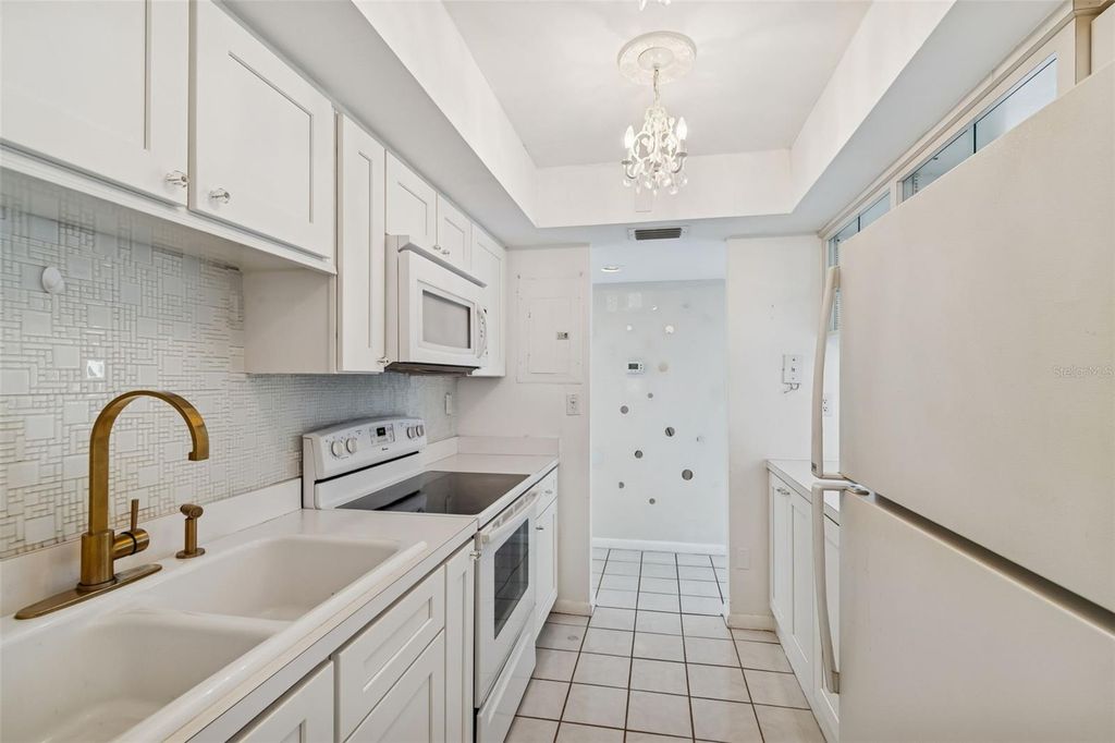 Image 14 of property listing at 850 VILLAGE LAKE TER N 106, St Petersburg, FL 33716