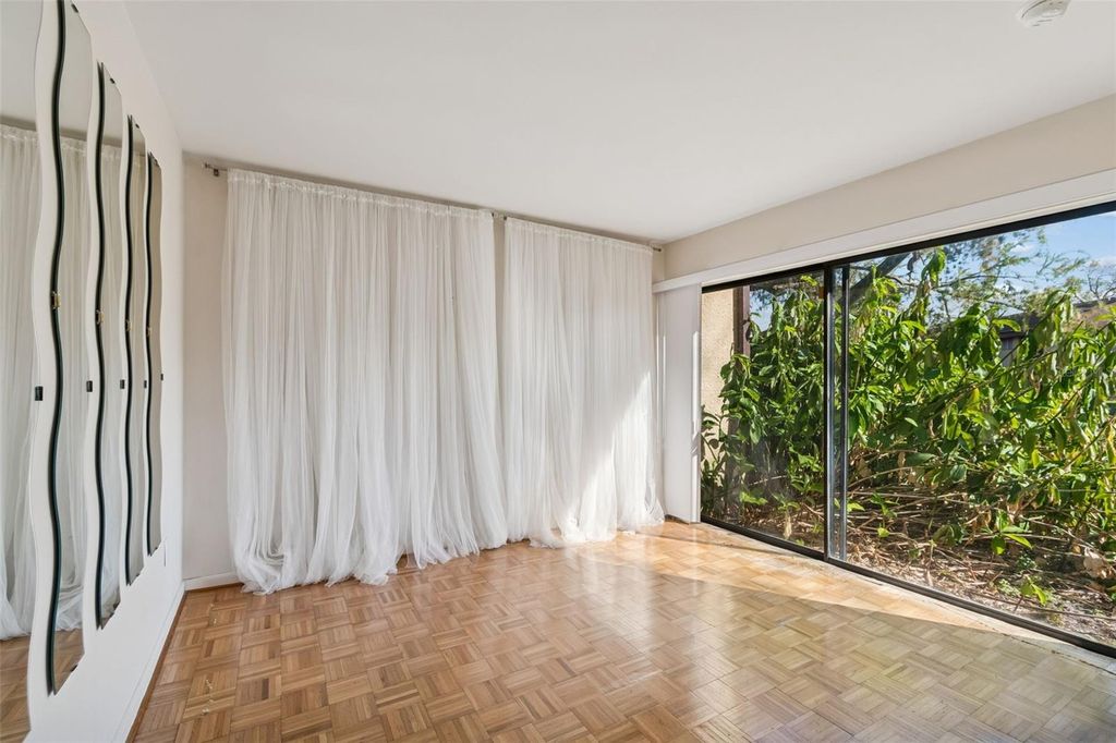 Image 16 of property listing at 850 VILLAGE LAKE TER N 106, St Petersburg, FL 33716