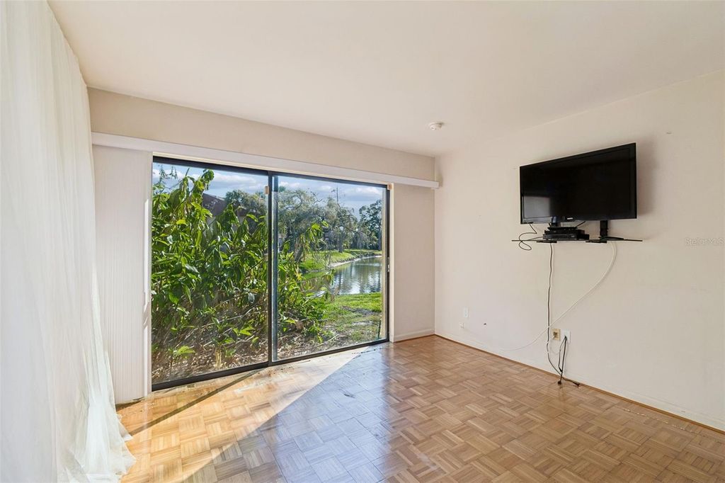 Image 18 of property listing at 850 VILLAGE LAKE TER N 106, St Petersburg, FL 33716