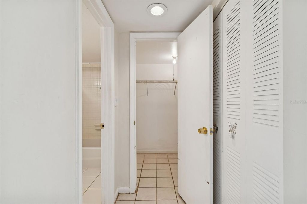 Image 20 of property listing at 850 VILLAGE LAKE TER N 106, St Petersburg, FL 33716