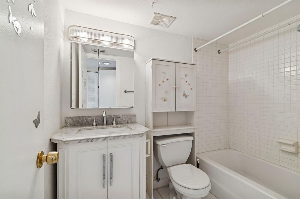 Image 22 of property listing at 850 VILLAGE LAKE TER N 106, St Petersburg, FL 33716