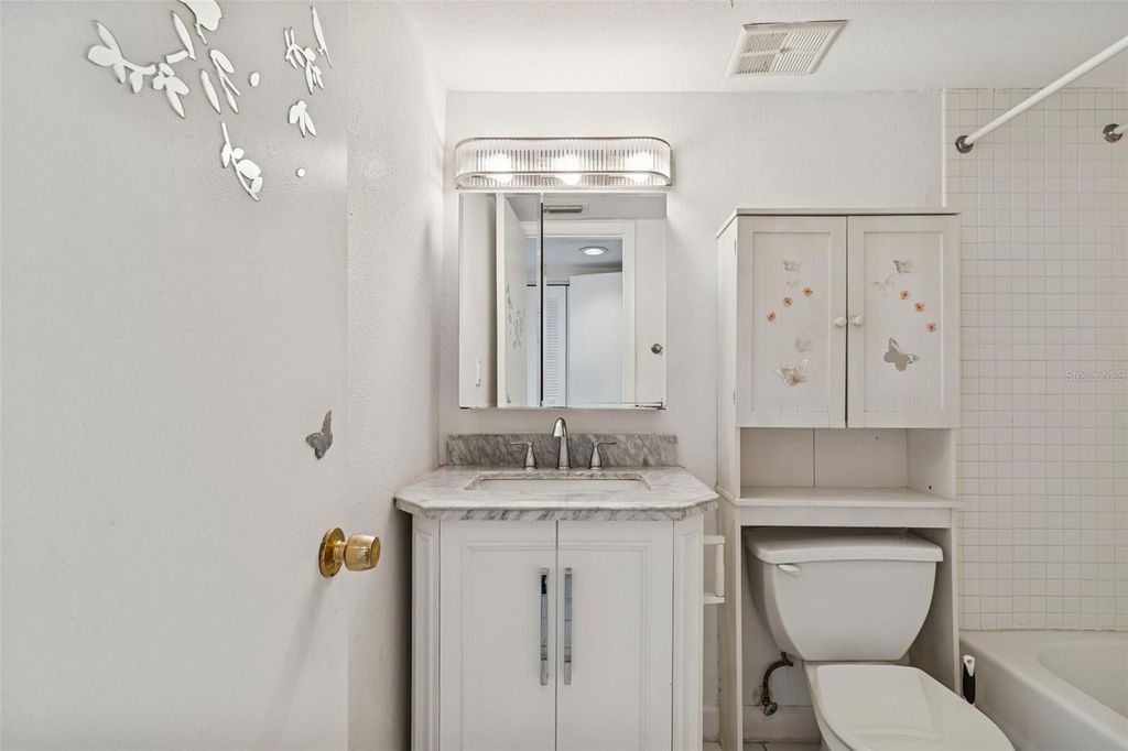 Image 23 of property listing at 850 VILLAGE LAKE TER N 106, St Petersburg, FL 33716