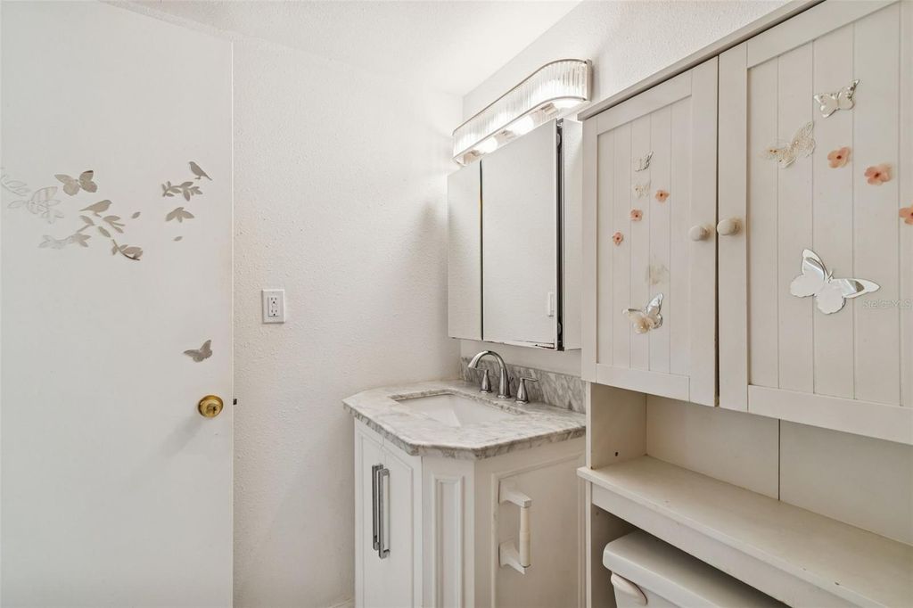 Image 25 of property listing at 850 VILLAGE LAKE TER N 106, St Petersburg, FL 33716