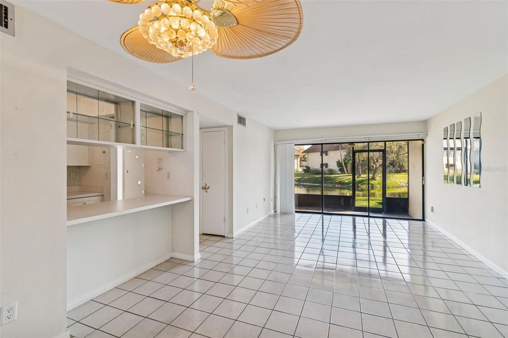 Image 4 of property listing at 850 VILLAGE LAKE TER N 106, St Petersburg, FL 33716